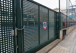 Colegio de Paiporta con las clases suspendidas este lunes.