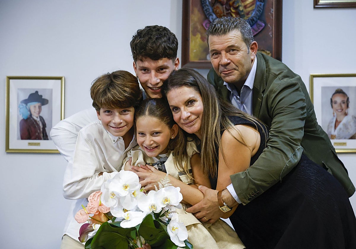 Marta Mercader junto a sus hermanos Álvaro y Borja, su madre María y su padre Salva.