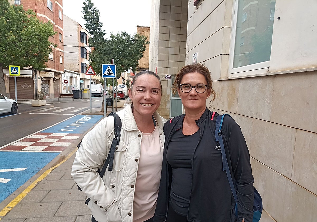 Rosa y Conchi, vecinas de Benetússer, viven con miedo cada día de lluvia.
