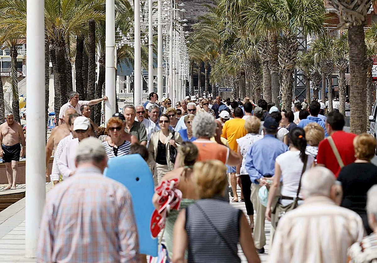 Imagen de archivo de turistas en el paseo marítimo de Benidorm