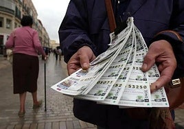 Un vendedor de la ONCE en imagen de archivo.