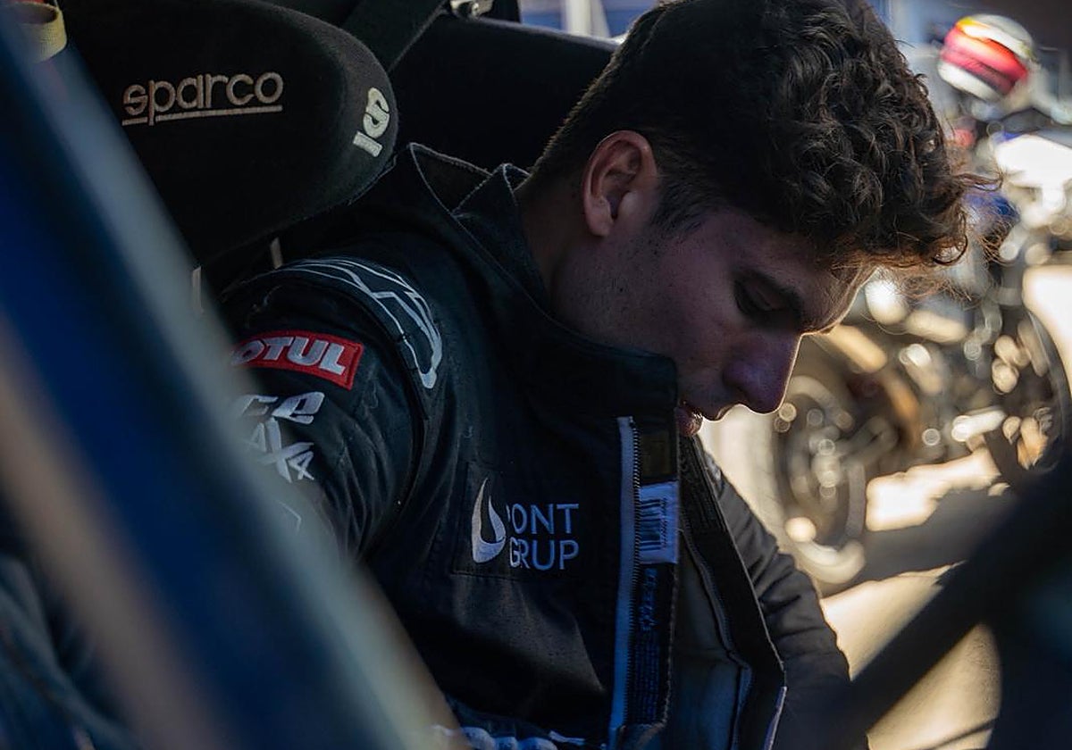 Carlos Tatay, concentrado frente al volante.