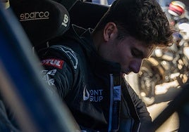 Carlos Tatay, concentrado frente al volante.