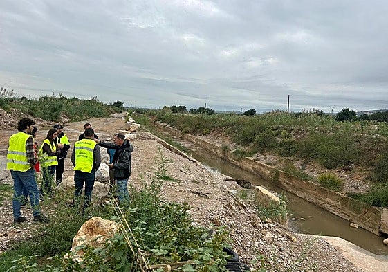 Visita de obras en los barrancos de Riba-roja, este lunes.