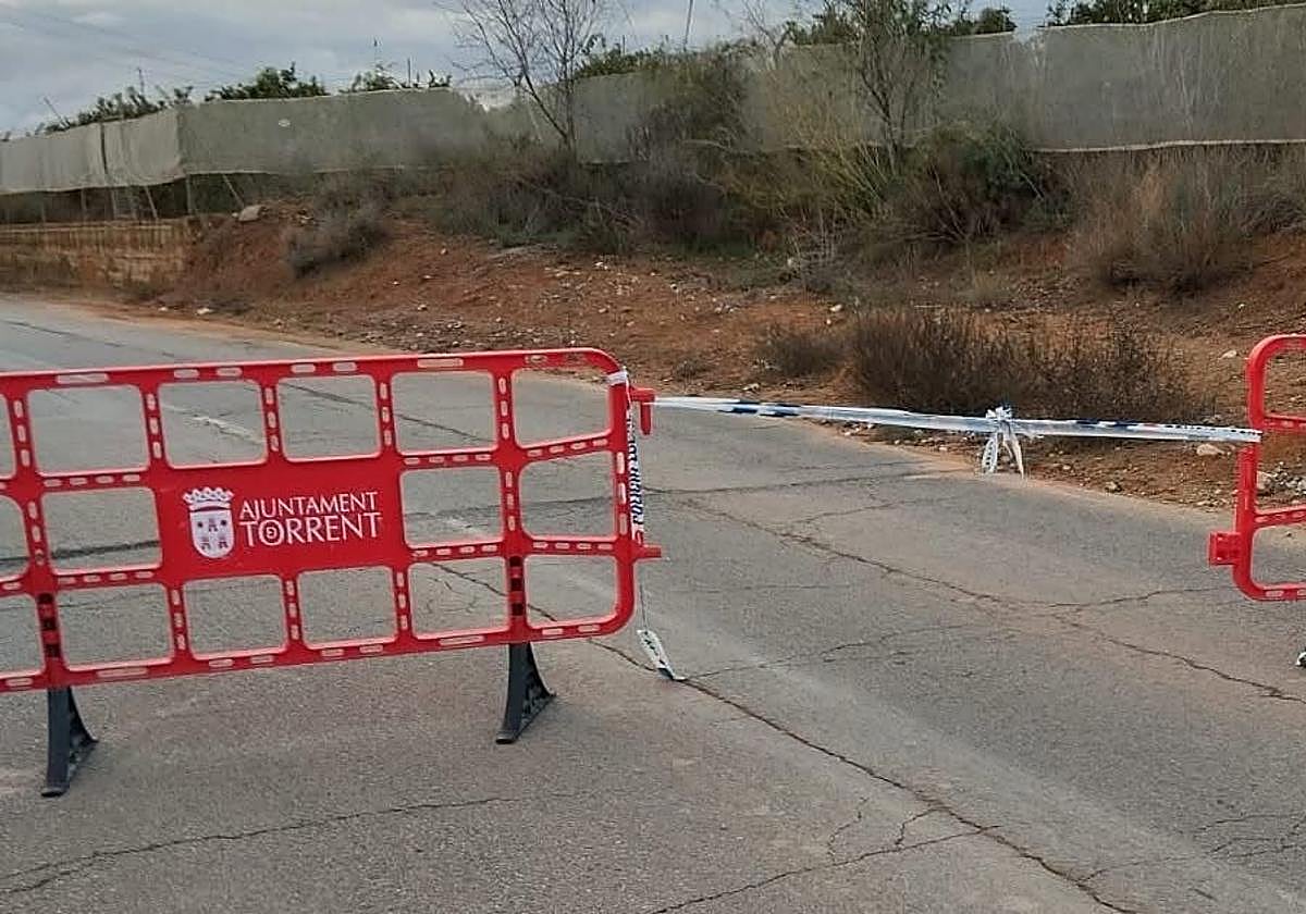 Vallas colocadas en un camino cortado en Torrent.