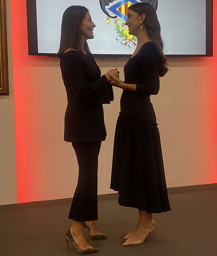 Imagen secundaria 2 - Carmen Prades con Francisco Segura, presidente de Convento, y Trini Ferrer, FMI de Convento 2026; abrazo de Berta Peiró y Carmen Prades y momento de complicidad entre Laura Segura (FMV 1994) y Carmen.