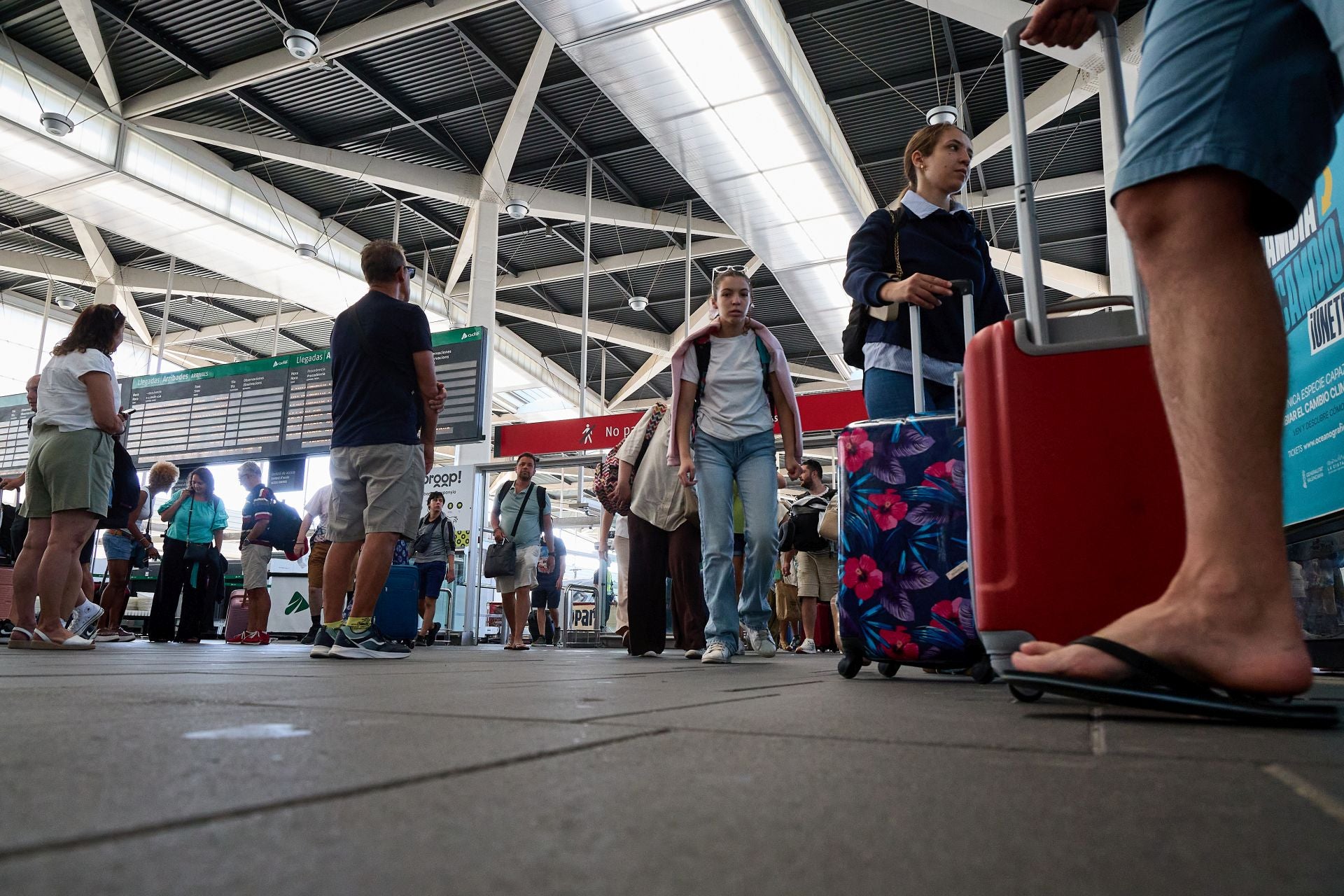 Pasajeros en la estación Joaquín Sorolla.