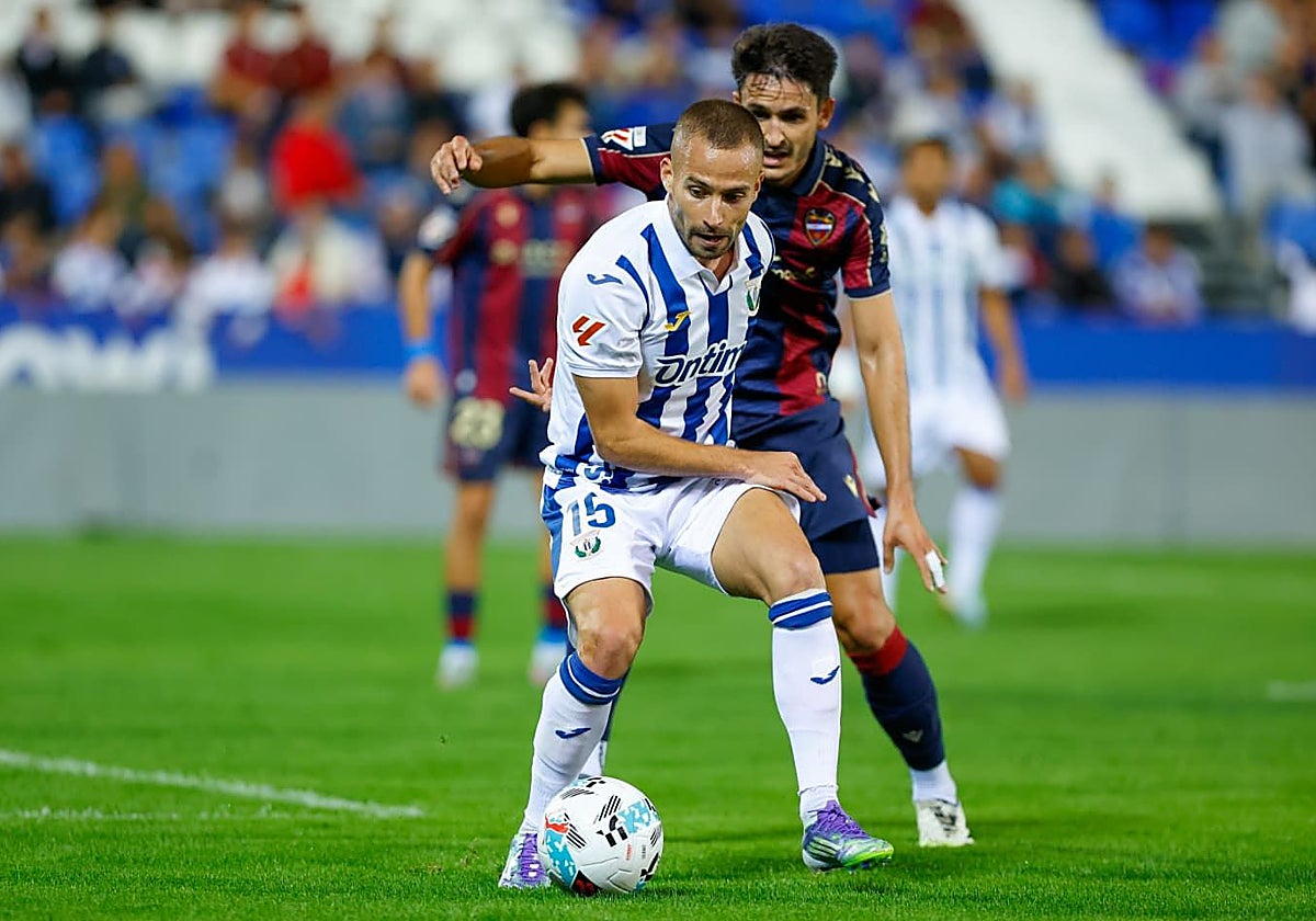 Elgezabal defiende a Franquesa durante el partido.