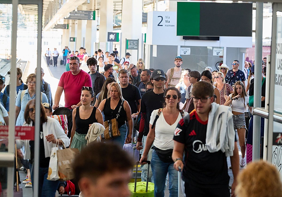 Pasajeros en la estación Joaquín Sorolla.
