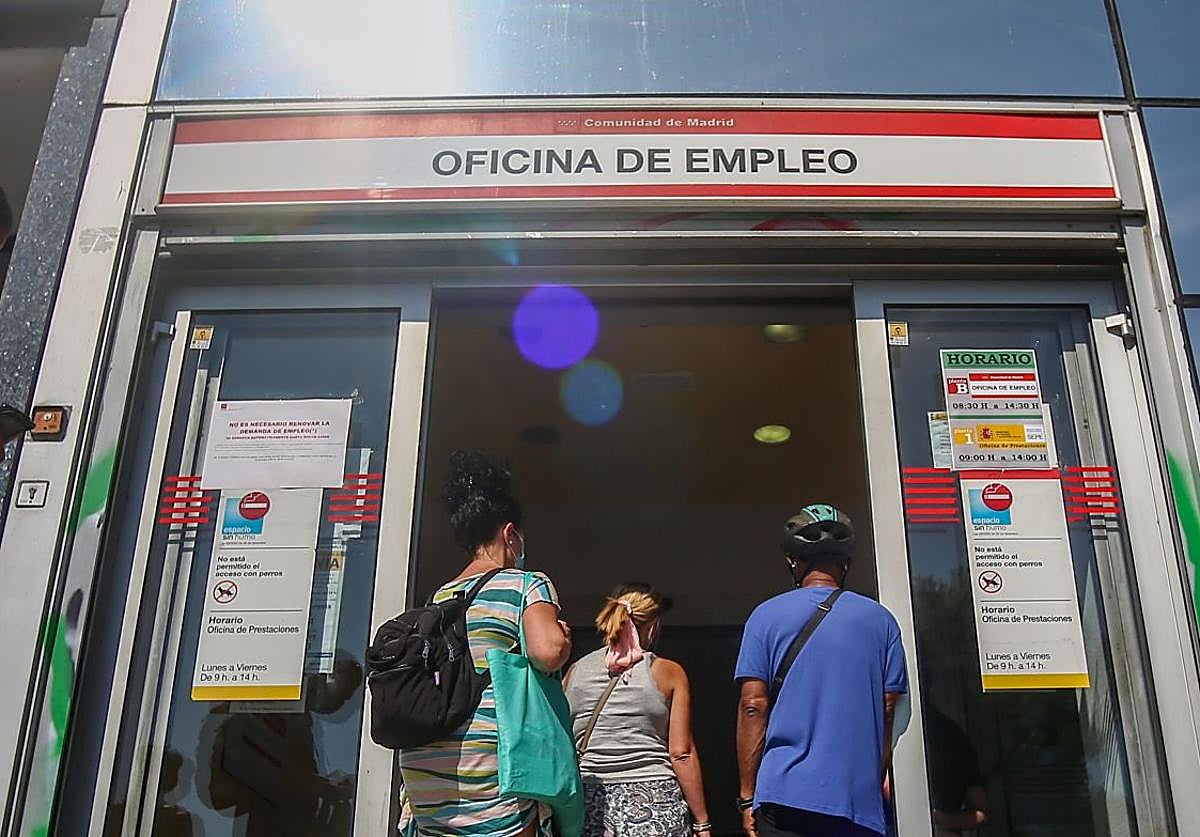 Desempleados hacen cola en una oficina del SEPE.