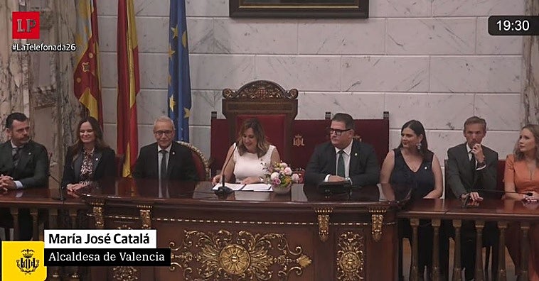 María José Catalá llama a las nuevas falleras mayores de Valencia 2026.