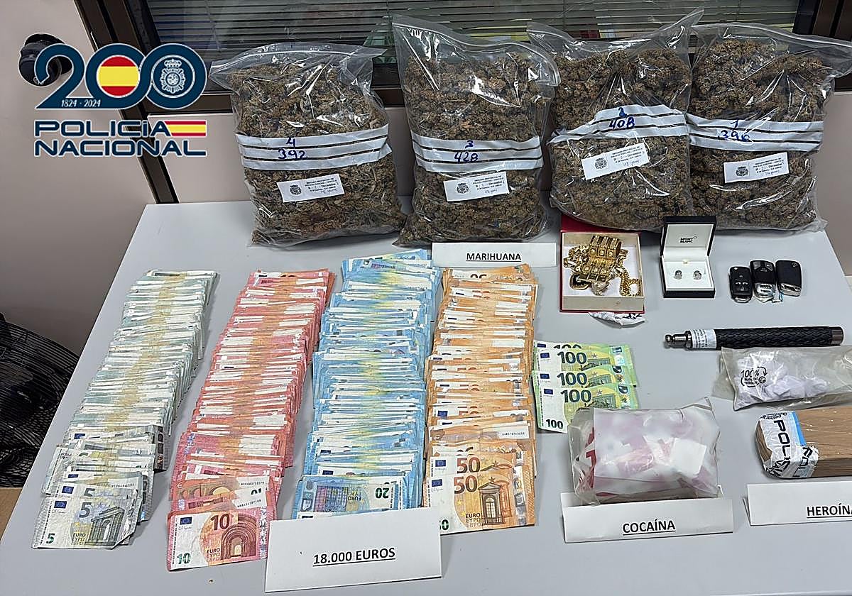 Dinero y droga incautados en los registros.