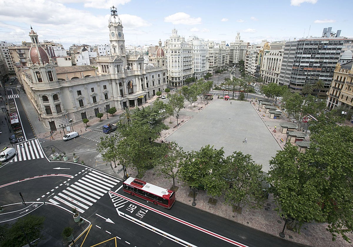 Uno de los tres establecimientos hoteleros a la venta se encuentra en la plaza del Ayuntamiento.