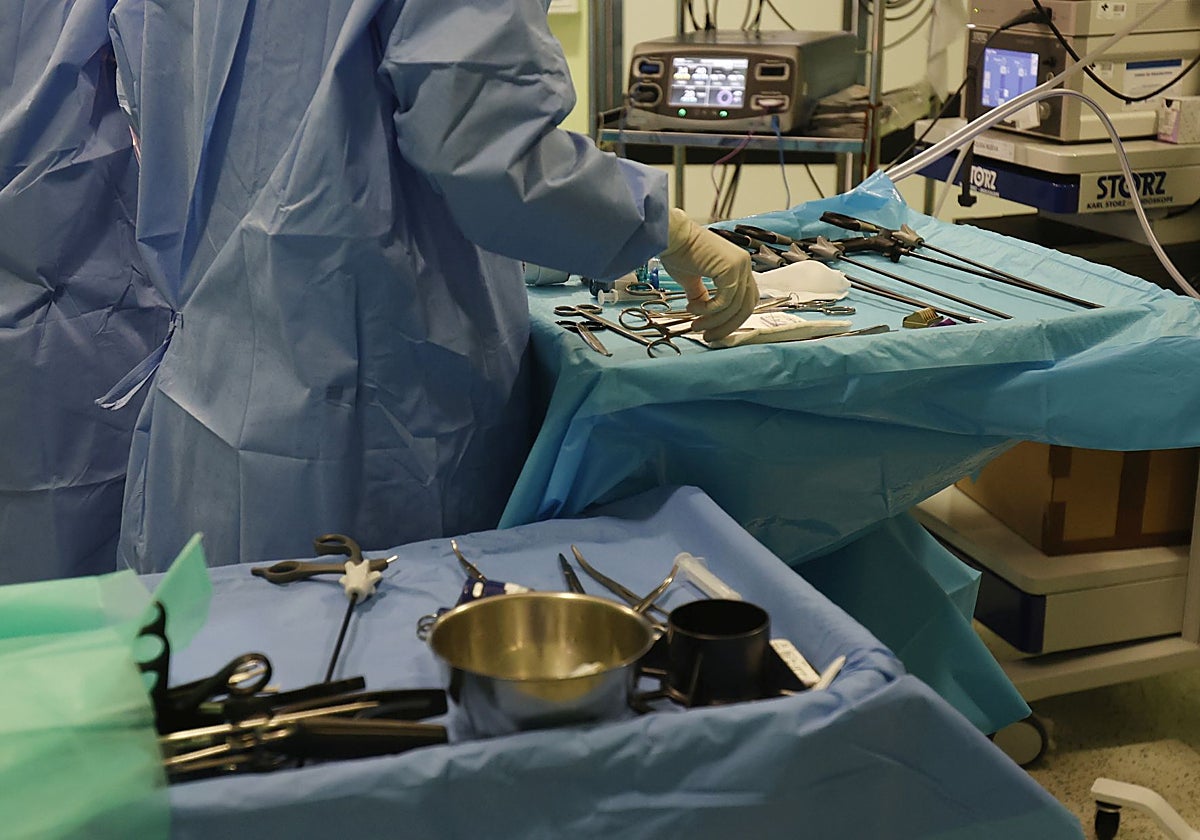 Un equipo quirúrgico en una operación.
