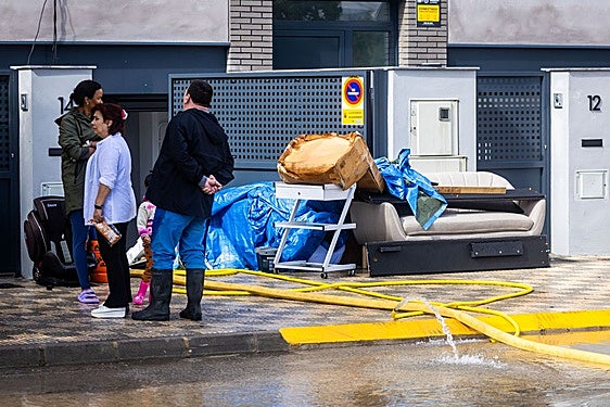 Vecinos de Alcàsser afectados por la inundación.