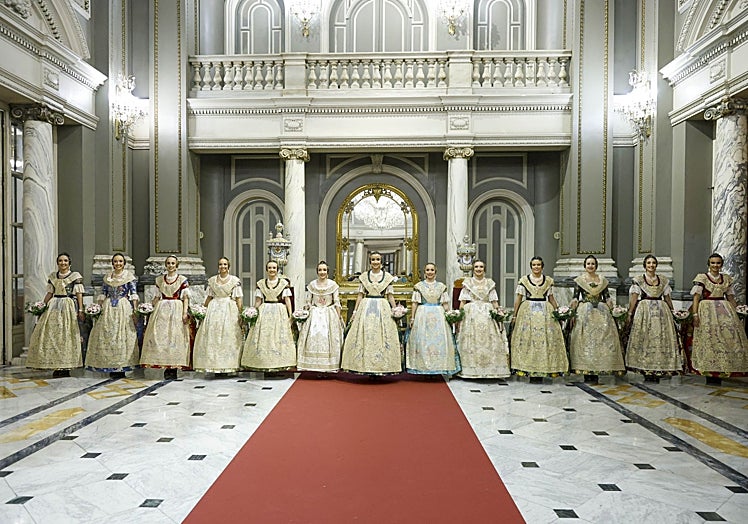 Carmen Prades, en el centro, y su corte de honor.