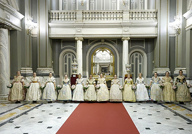 Marta Mercader, en el centro, junto a su corte de honor.