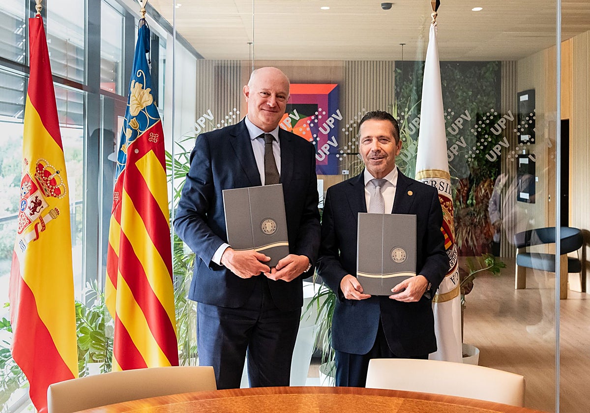Antonio Rodríguez (Consum) y el rector José Capilla (UPV), durante la firma del acuerdo