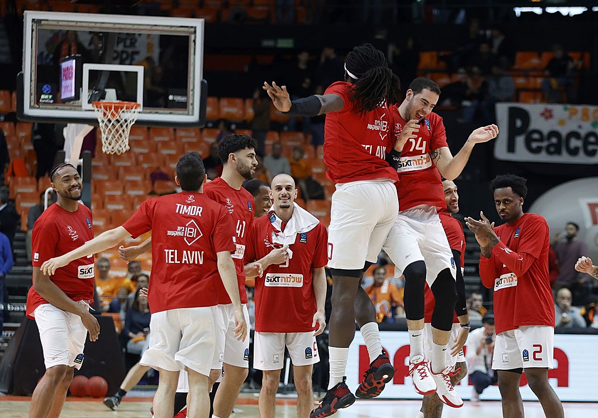 Los jugadores del Hapoel Tel Aviv, durante el tercer partido de la semifinal de la Eurocup de la pasada temporada.