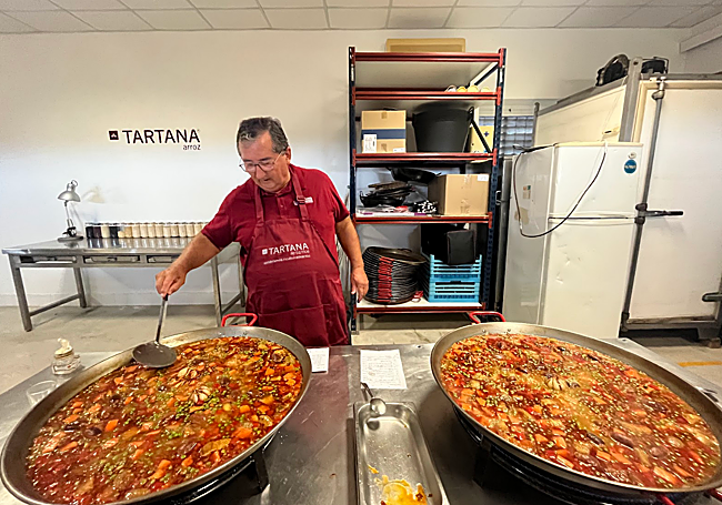 El maestro paellero a punto de terminar la elaboración