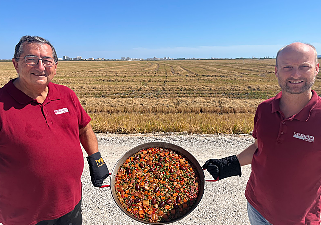 Gabis y Juan Valero, gerente de Arroz Tartana, con la paella terminada