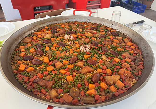 La paella recién servida