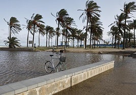 Lluvias en la playa Patacona de Valencia.