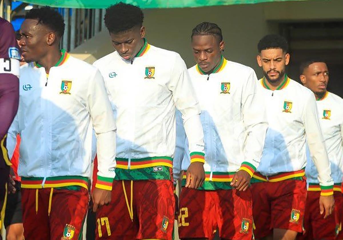 Karl Etta Eyong, en el centro, con la selección de Camerún.