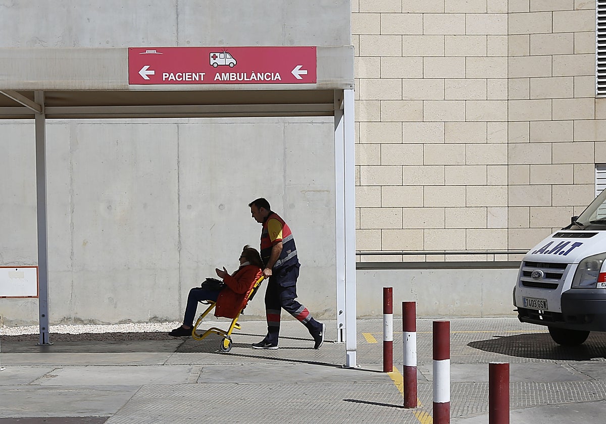 Entrada del Servicio de Urgencias del Hospital de la Ribera.