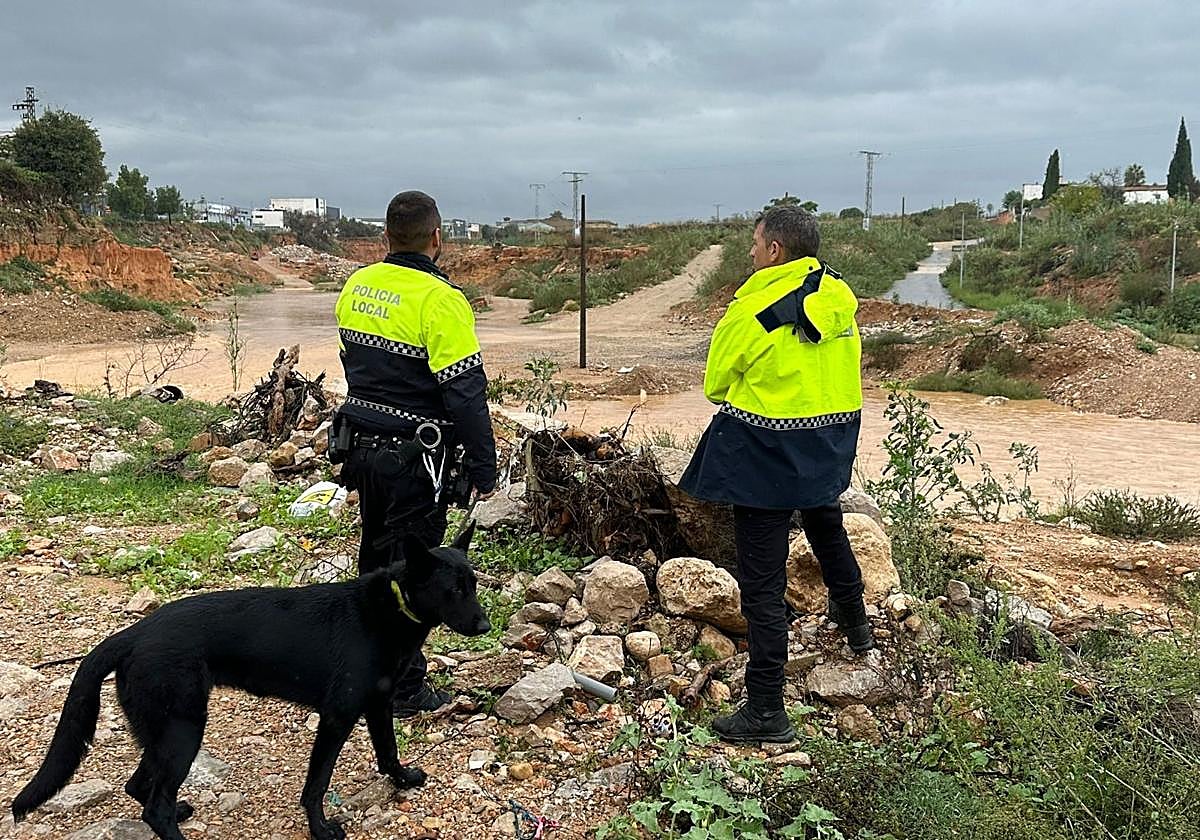 Vigilancia del caudal en uno de los barrancos que pasan por Torrent.