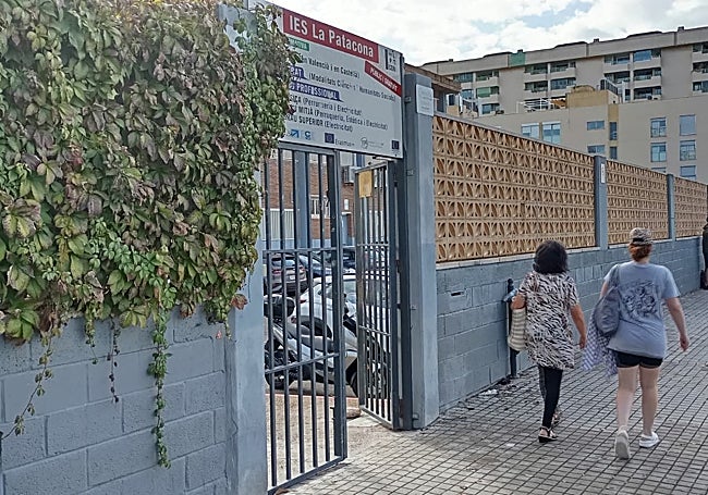 Puerta de entrada al instituto de Alboraya, sujeta con una piedra.