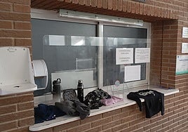 La conserjería del IES La Patacona, cerrada.