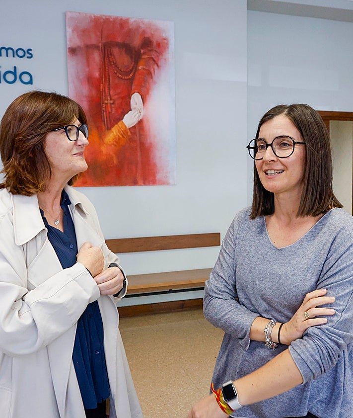 Imagen secundaria 2 - Mamen, Anabel y Elena, en la comisión a la que pertenece Marta Mercader. Carmen y María José, dos vecinas de la zona. Paqui Pineda y Marta Mascarell, del colegio Jesús y María.