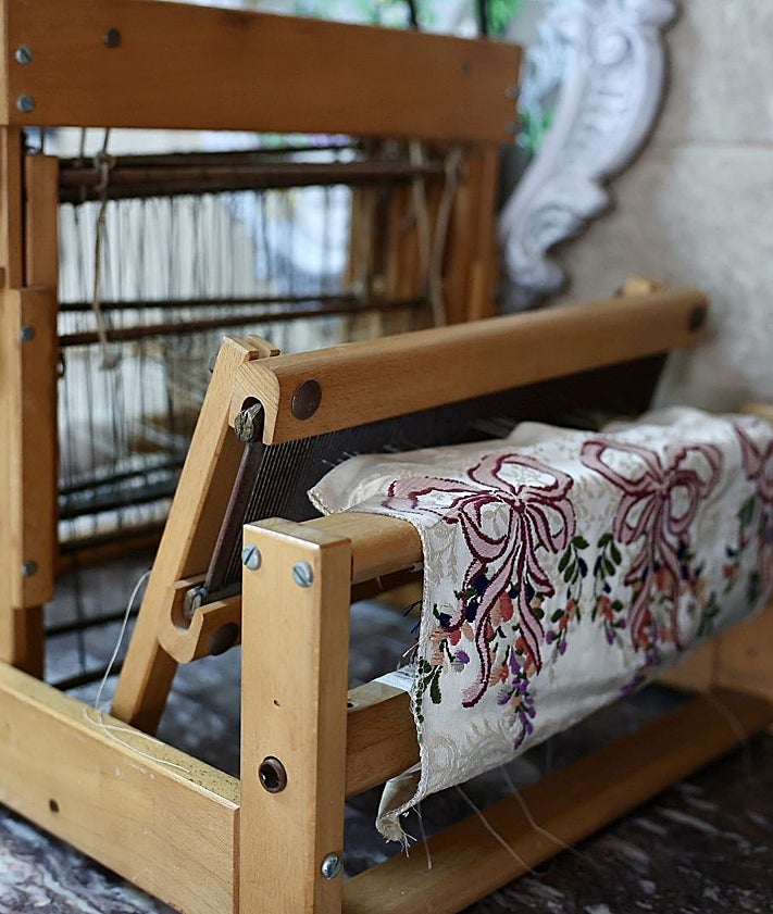 Imagen secundaria 2 - Posado familiar de Carmen y Marta con sus padres y con los responsables de Vives y Marí, Juanvi Aznzar, Rafa Marí y Amparo Sánchez.