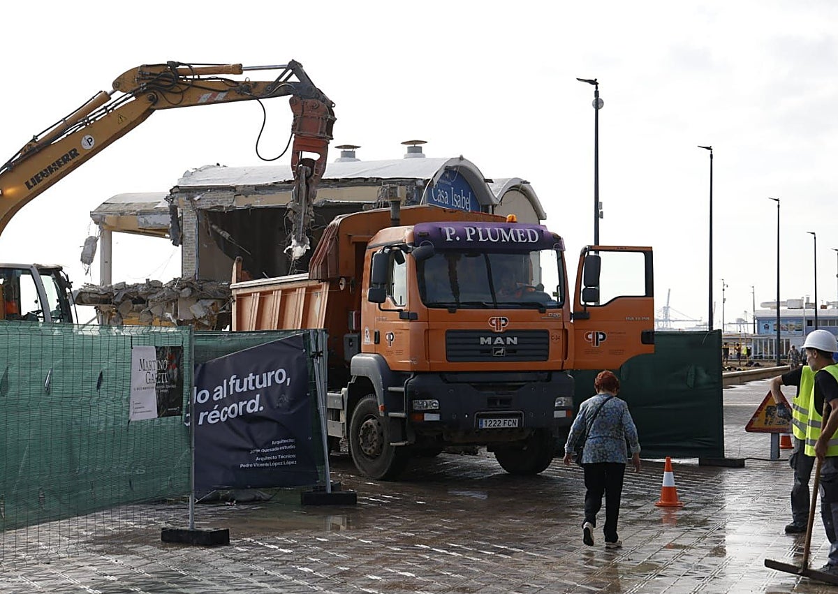Imagen secundaria 1 - Proceso de derribo de Casa Isabel, en el paseo marítimo de la Malvarrosa.