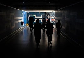 Varias personas caminan por un paso subterráneo del Metro de Madrid tras el apagón eléctrico en Madrid, en abril.