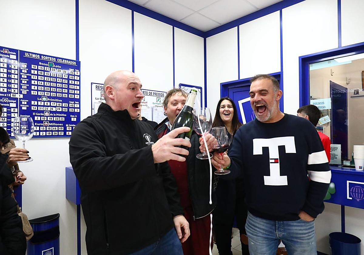 Varios ganadores celebran un premio de lotería. Imagen de archivo.