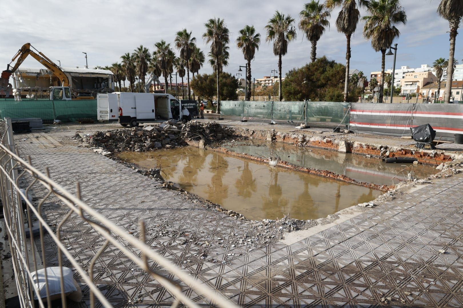 Fotos del derribo de Casa Isabel, restaurante en la playa de la Malvarrosa