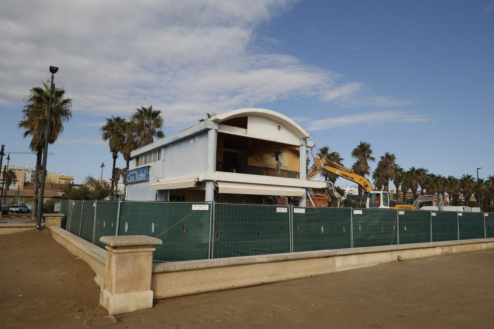 Fotos del derribo de Casa Isabel, restaurante en la playa de la Malvarrosa