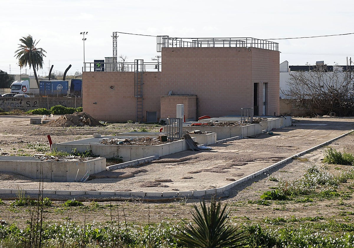 Los depósitos de tormenta junto a la Pista de Silla.