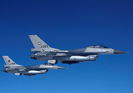 Imagen de archivo de dos cazas F-16.