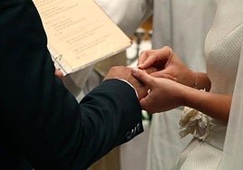Una pareja contrae matrimonio en una imagen de archivo.
