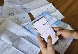 Varias facturas de la luz en una imagen de archivo.