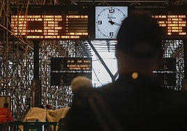 Viajeros en la Estación del Norte de Valencia.