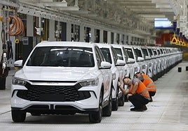 Trabajadores en la fábrica que BYD acaba de abrir en Brasil.