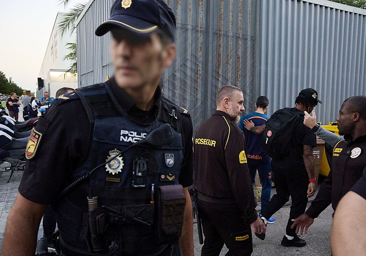 Chris Jones saluda a Alfonso Castilla en la llegada del Hapoel a la Fonteta para entrenar.