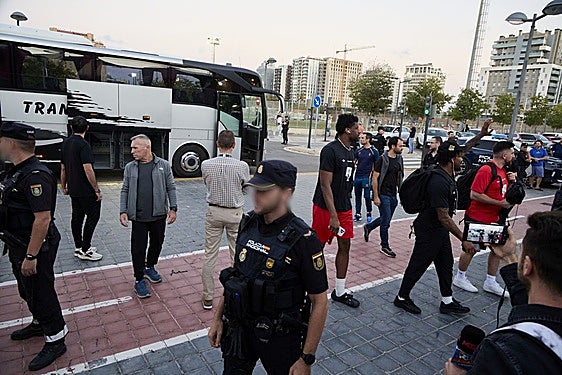 Momento de la llegada ayer del Hapel al Roig Arena, rodeado de policías.