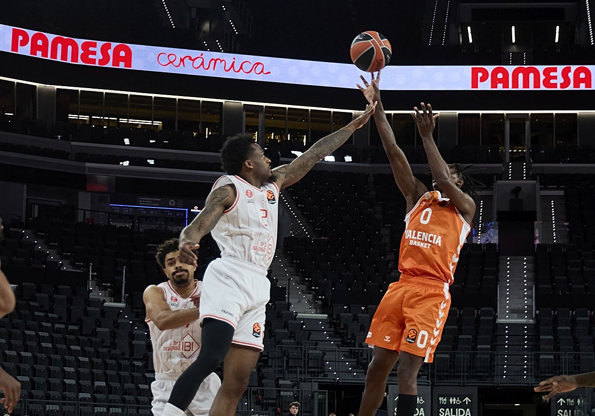 Badio lanza ante la defensa del Hapoel.