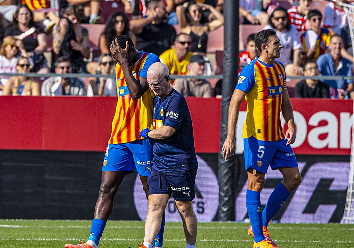 Mouctar Diakhaby, saliendo cabizbajo de Girona tras su lesión.