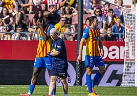 Mouctar Diakhaby, saliendo cabizbajo de Girona tras su lesión.
